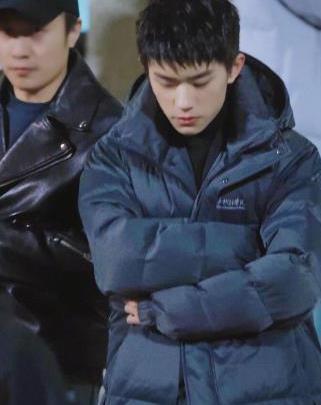 三大艺术院校校服pk中戏一件难求,看到千玺后,看来又要涨价了