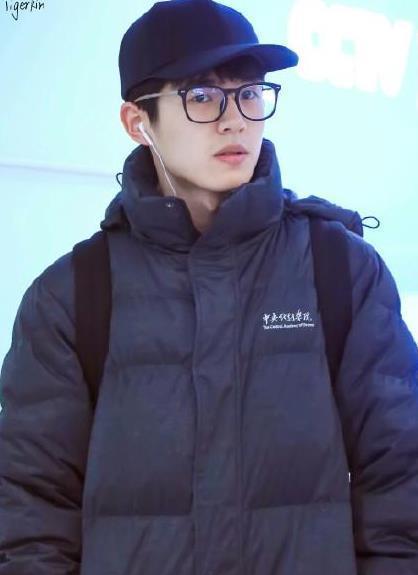 三大艺术院校校服pk中戏一件难求,看到千玺后,看来又要涨价了