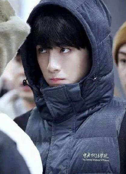 三大艺术院校校服pk中戏一件难求,看到千玺后,看来又要涨价了