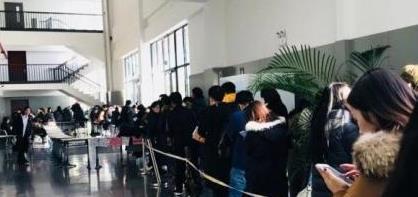 三大艺术院校校服pk中戏一件难求,看到千玺后,看来又要涨价了