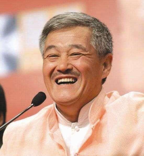 赵本山也去世了?赵本山相片被当遗像:剧组特意把照片p成黑白色