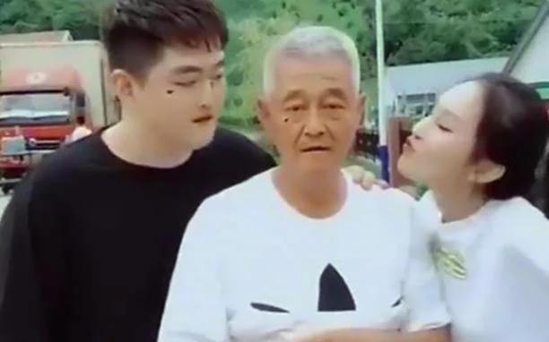 赵本山也去世了?赵本山相片被当遗像:剧组特意把照片p成黑白色