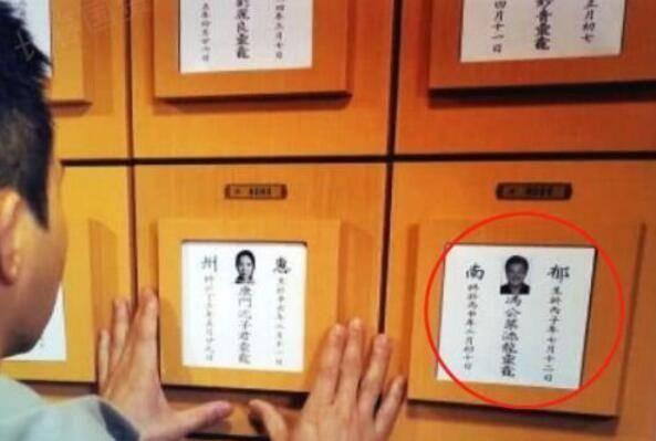 赵本山也去世了?赵本山相片被当遗像:剧组特意把照片p成黑白色