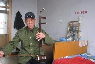 赵本山也去世了?赵本山相片被当遗像:剧组特意把照片p成黑白色