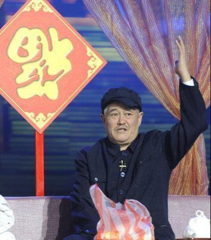 赵本山也去世了?赵本山相片被当遗像:剧组特意把照片p成黑白色