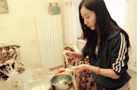 御姐胡一菲的“正经”家居照,“女神经”的女神生活范,装修内敛