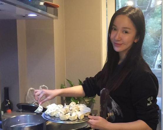 御姐胡一菲的“正经”家居照,“女神经”的女神生活范,装修内敛