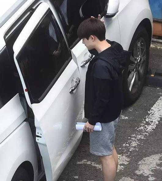 后面的“帅锅”是在看鹅王D.O.吗?学生时代的都暻秀竟然这么萌