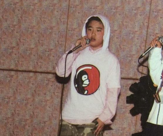 后面的“帅锅”是在看鹅王D.O.吗?学生时代的都暻秀竟然这么萌