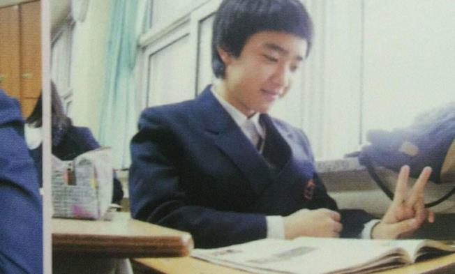 后面的“帅锅”是在看鹅王D.O.吗?学生时代的都暻秀竟然这么萌