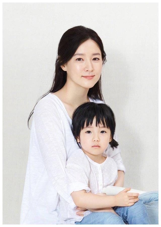 韩国天然美女李英爱的女儿,成为韩国明星子女中颜值的佼佼者!