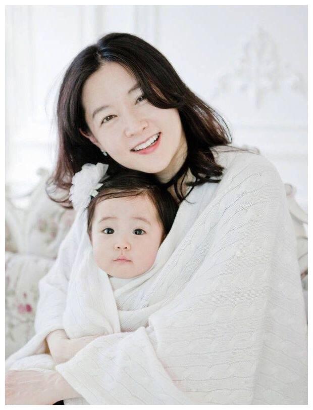 韩国天然美女李英爱的女儿,成为韩国明星子女中颜值的佼佼者!