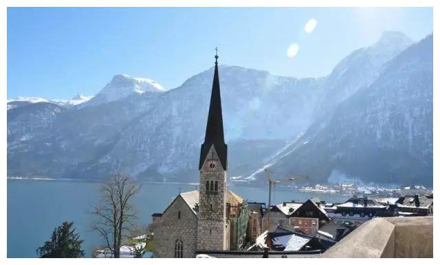 奥地利这座500年小镇,依山伴水,在云雾中若隐若现犹如仙境