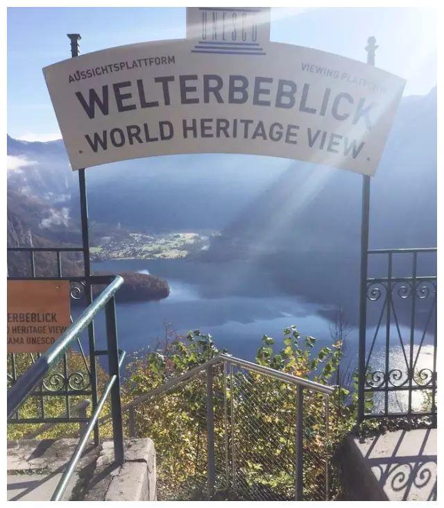 奥地利这座500年小镇,依山伴水,在云雾中若隐若现犹如仙境