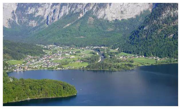 奥地利这座500年小镇,依山伴水,在云雾中若隐若现犹如仙境