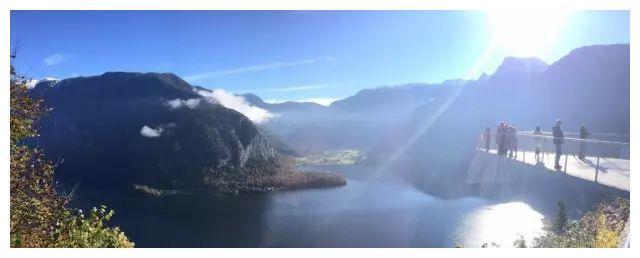 奥地利这座500年小镇,依山伴水,在云雾中若隐若现犹如仙境