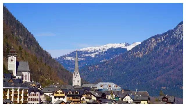 奥地利这座500年小镇,依山伴水,在云雾中若隐若现犹如仙境