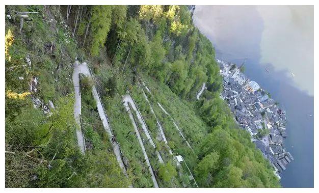 奥地利这座500年小镇,依山伴水,在云雾中若隐若现犹如仙境