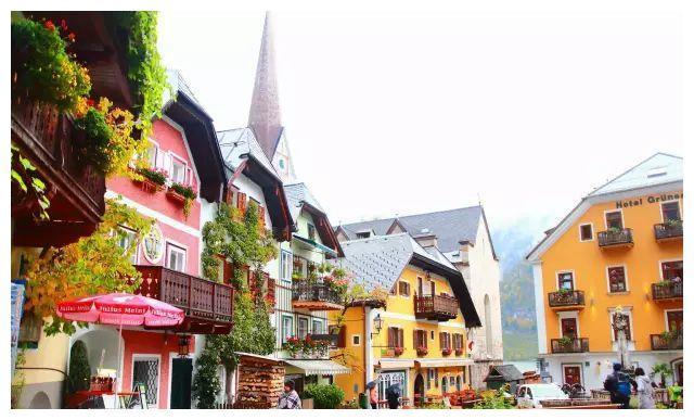 奥地利这座500年小镇,依山伴水,在云雾中若隐若现犹如仙境