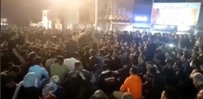 遮羞布已经撕下,美国公然鼓动街头暴乱,敏感时刻航母也冲进海湾