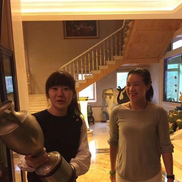 王楠生活有多幸福,老公送了一整条街给她,与儿子接机都上热搜!