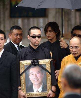 他父亲是黑社会老大,连向华强都不敢惹,他却比王思聪低调多了!