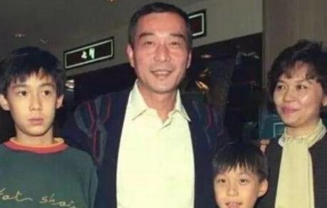 他父亲是黑社会老大,连向华强都不敢惹,他却比王思聪低调多了!