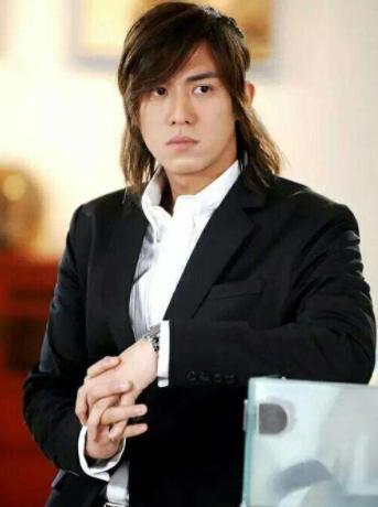 他父亲是黑社会老大,连向华强都不敢惹,他却比王思聪低调多了!