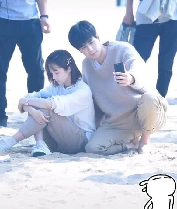 胡一天“偷亲”胡冰卿发丝,用前置摄像拍照留念,这么甜的吗?