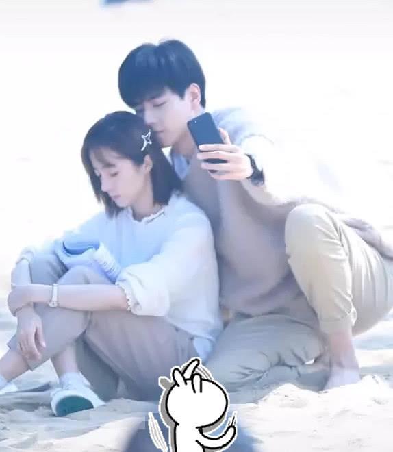 胡一天“偷亲”胡冰卿发丝,用前置摄像拍照留念,这么甜的吗?