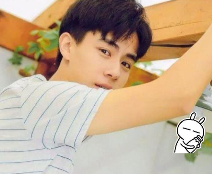 胡一天“偷亲”胡冰卿发丝,用前置摄像拍照留念,这么甜的吗?