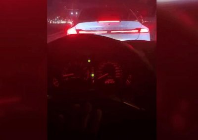 ​等红灯无聊, 小伙按下了喇叭, 谁知前面的车更厉害, 真会玩