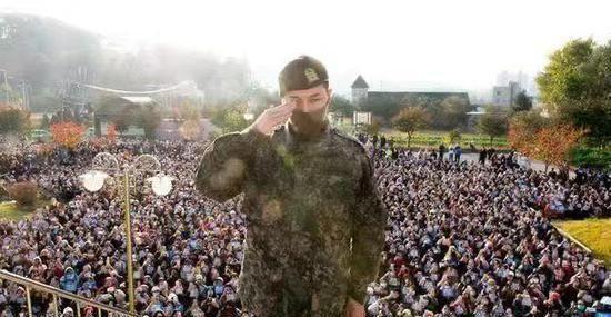 王者归来,权志龙正式退伍人气不减当年,3000多人到场迎接