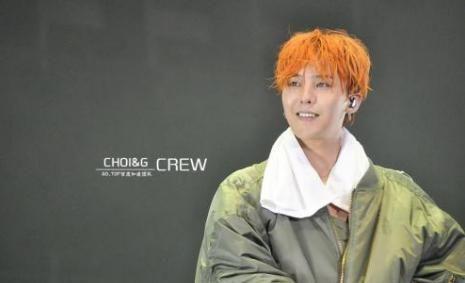 王者归来,权志龙正式退伍人气不减当年,3000多人到场迎接