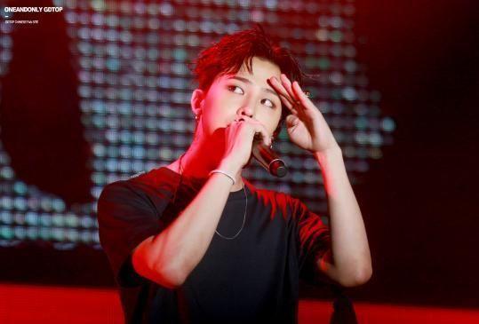 王者归来,权志龙正式退伍人气不减当年,3000多人到场迎接