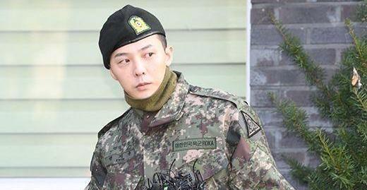 王者归来,权志龙正式退伍人气不减当年,3000多人到场迎接