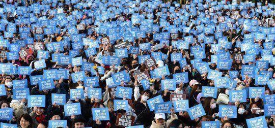 王者归来,权志龙正式退伍人气不减当年,3000多人到场迎接