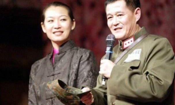 娱乐资讯:赵本山的现任妻子现身街头,53岁马丽娟打扮得体