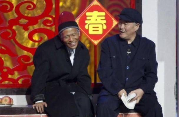 娱乐资讯:赵本山的现任妻子现身街头,53岁马丽娟打扮得体