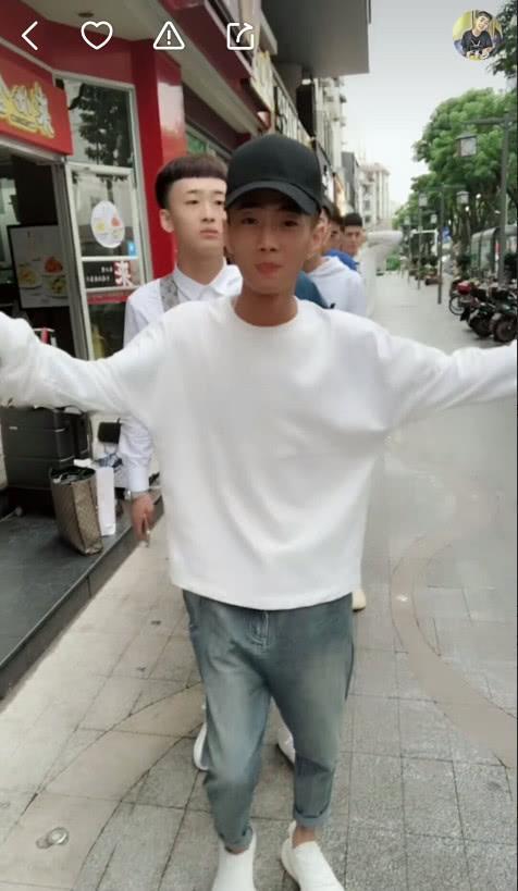 网红百万星光五哥吐槽刘叉叉给刘妈随礼少,网友:随多少碍你啥事