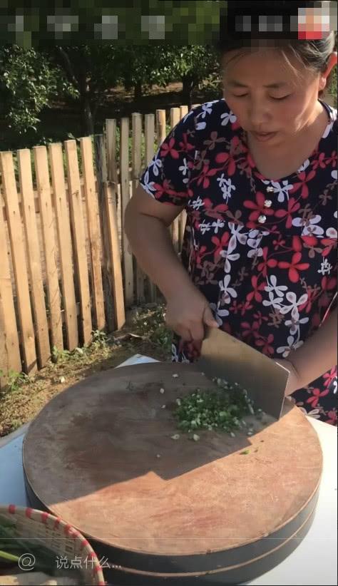 网红百万星光五哥吐槽刘叉叉给刘妈随礼少,网友:随多少碍你啥事