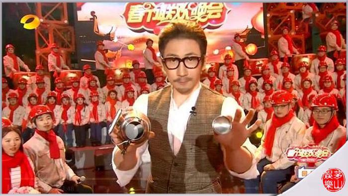 春晚舞台上刘谦的魔术表演被揭穿,同款道具魔壶售价高达3999元