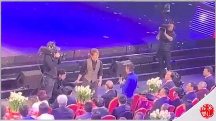 春晚舞台上刘谦的魔术表演被揭穿,同款道具魔壶售价高达3999元