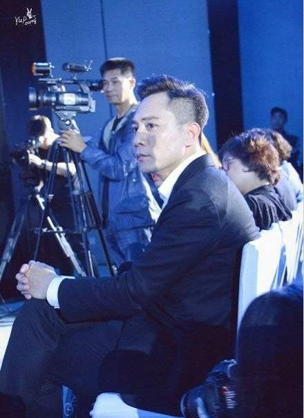 无视第一名模林志玲，刘烨在盛典上专心嗑瓜子，画面喜感逗笑网友