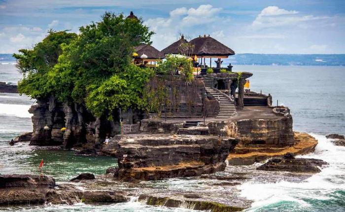 巴厘岛有一座美丽的“寺庙”,它建立在大海之上!