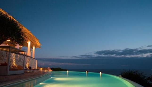 巴厘岛有一座美丽的“寺庙”,它建立在大海之上!