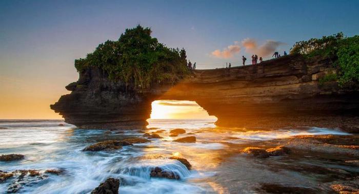 巴厘岛有一座美丽的“寺庙”,它建立在大海之上!