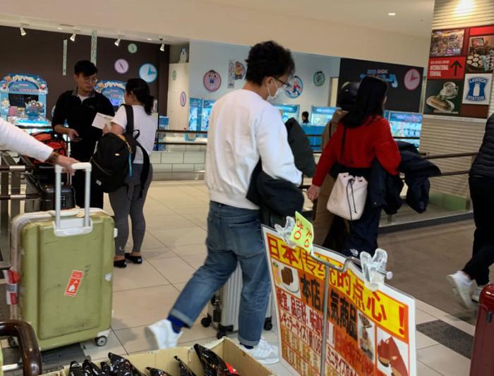 网友日本偶遇陈奕迅一家,14岁陈康堤身材高挑笑容可爱