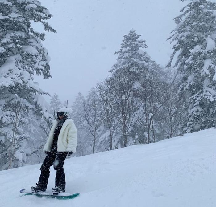 网友日本偶遇陈奕迅一家,14岁陈康堤身材高挑笑容可爱