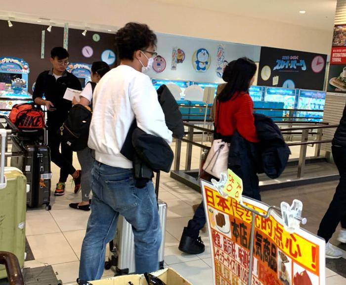 网友日本偶遇陈奕迅一家,14岁陈康堤身材高挑笑容可爱